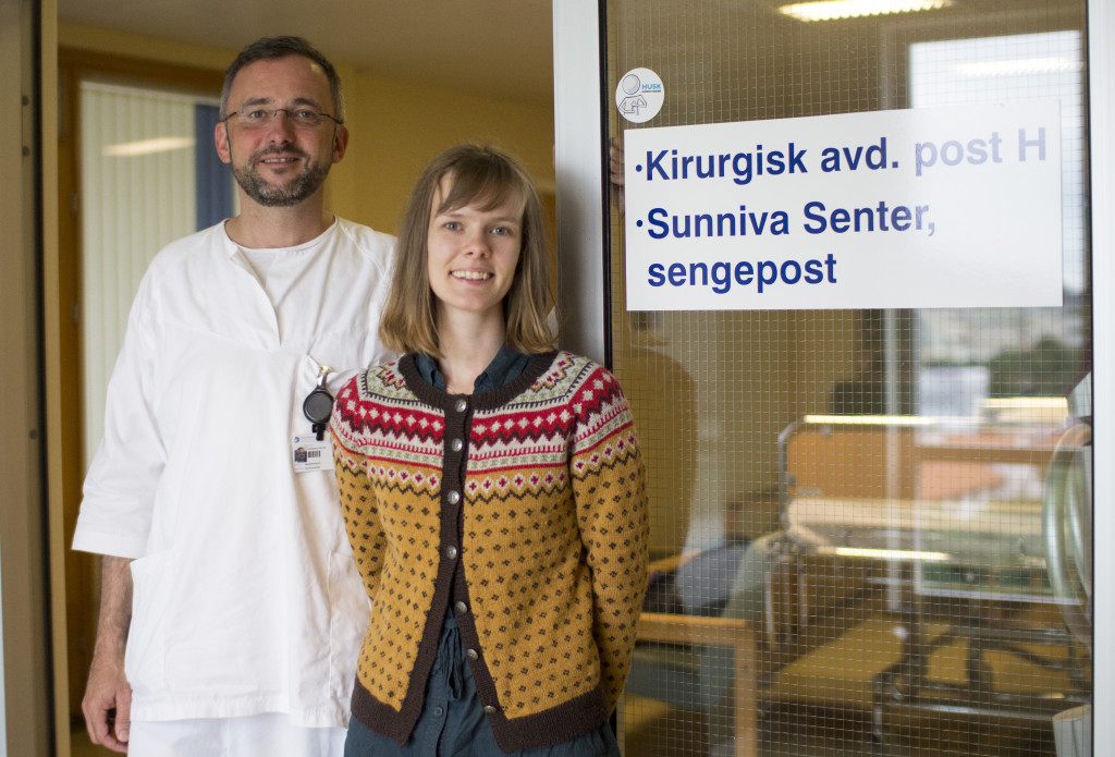 Som en del av musikkterapiutdanningen på Griegakademiet, UiB skal Anette Lerøen Rønhovde være i praksis hos Wolfgang Schmid på Sunniva senter. Foto: Rune Rolvsjord, Uni Research Helse.