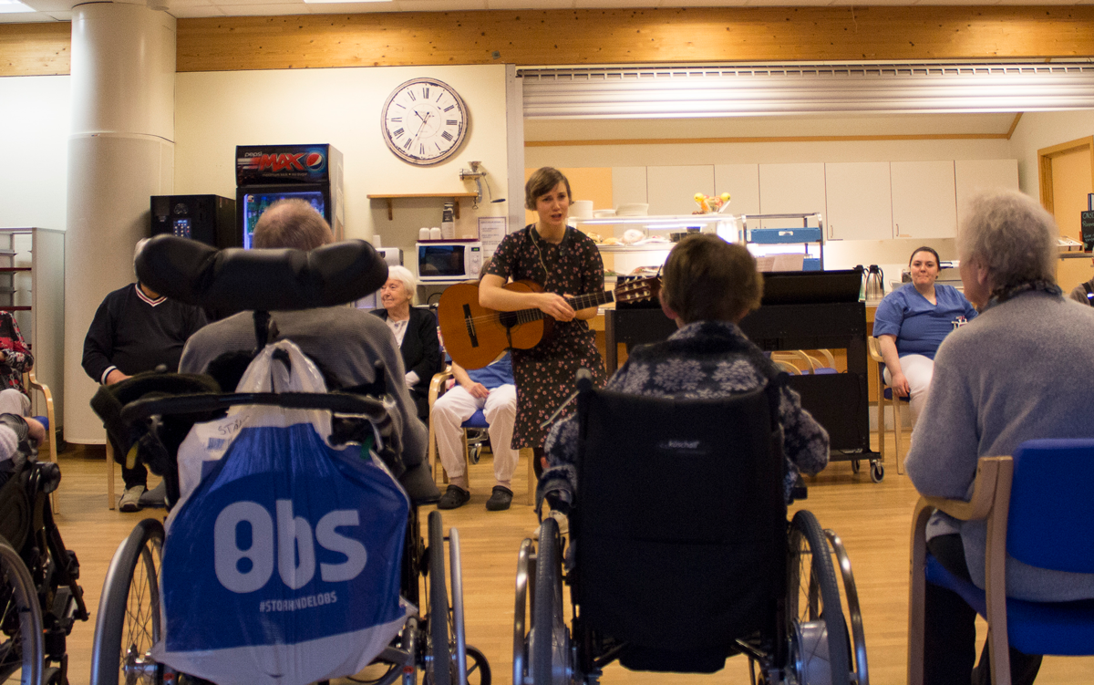 Deltakerne i fysioterapi-og-musikkterapigruppen lar seg engassjere når musikkterapeut Guri Dypvik presenterer neste sang.